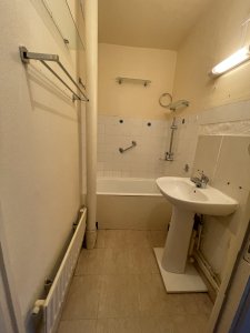 Salle-de-bain avant réhabilitation