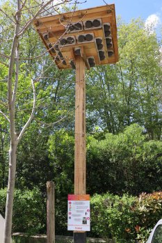 Tour à hirondelles aux hérons avec panneau explicatif