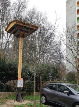 Tour à hirondelles aux hérons avec panneau explicatif