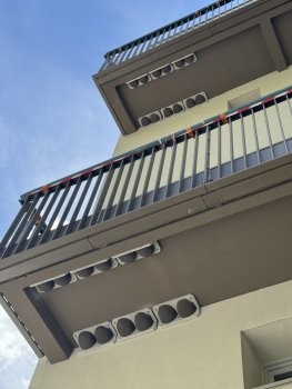 Nids d'hirondelles sous les balcons de la résidence Les Hérons