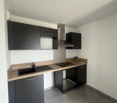 Villa Mitoyenne T4 Duplex – Terrasse & jardin – Seilh – Parking inclus