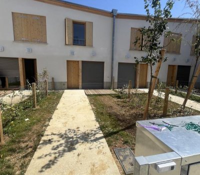 À louer : T3 Duplex Neuf en RDC avec terrasse et jardin – Construction écologique en terre crue – Cornebarrieu – Parking inclus