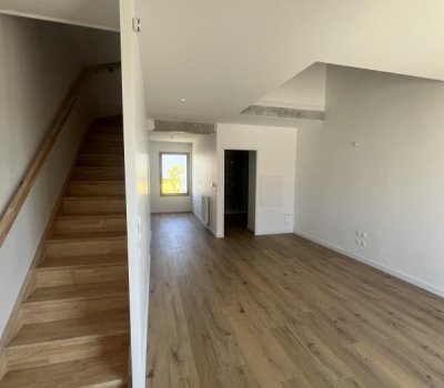 À louer : T3 Duplex Neuf en RDC avec terrasse et jardin – Construction écologique en terre crue – Cornebarrieu – Parking inclus