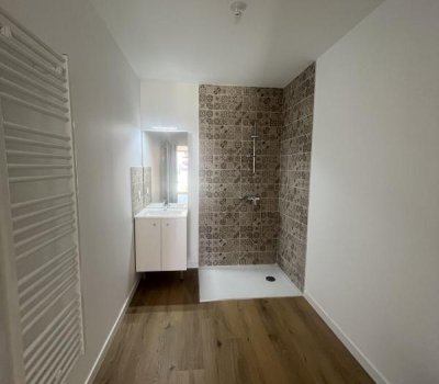 À louer : T3 Duplex Neuf en RDC avec terrasse et jardin – Construction écologique en terre crue – Cornebarrieu – Parking inclus