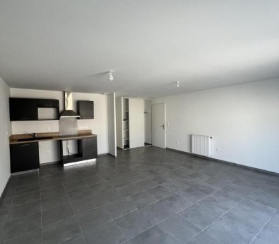 À louer : T3 lumineux avec balcon – Résidence Baglin 4 à Seilh – 1er étage – 65,28 m² – Parking inclus