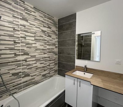 À louer : T3 lumineux avec balcon – Résidence Baglin 4 à Seilh – 1er étage – 65,28 m² – Parking inclus