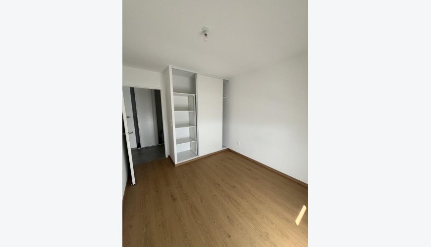 À louer : T3 lumineux avec balcon – Résidence Baglin 4 à Seilh – 1er étage – 65,28 m² – Loyer 939,44 € – Parking inclus