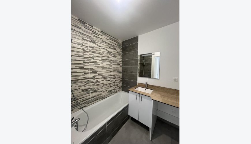 À louer : T3 lumineux avec balcon – Résidence Baglin 4 à Seilh – 1er étage – 65,28 m² – Loyer 939,44 € – Parking inclus