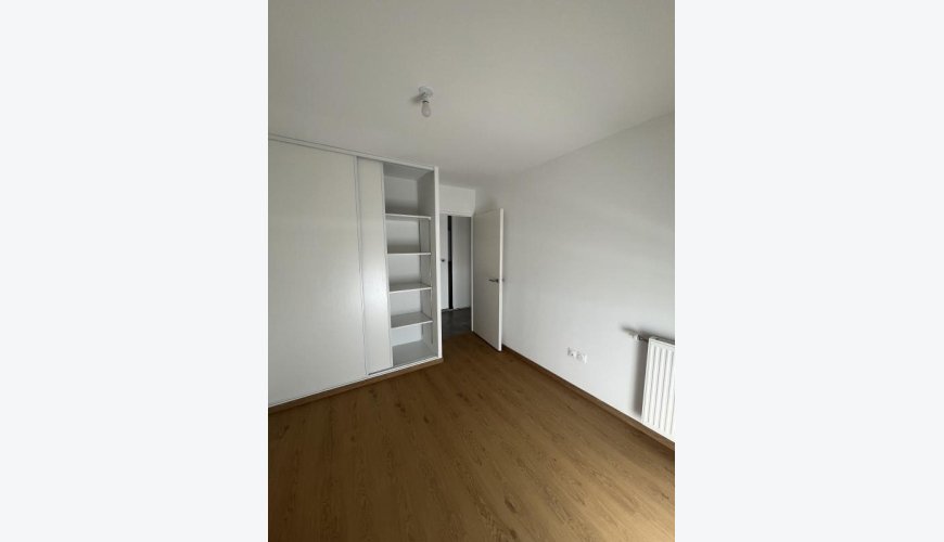 À louer : T3 lumineux avec balcon – Résidence Baglin 4 à Seilh – 1er étage – 65,28 m² – Loyer 939,44 € – Parking inclus