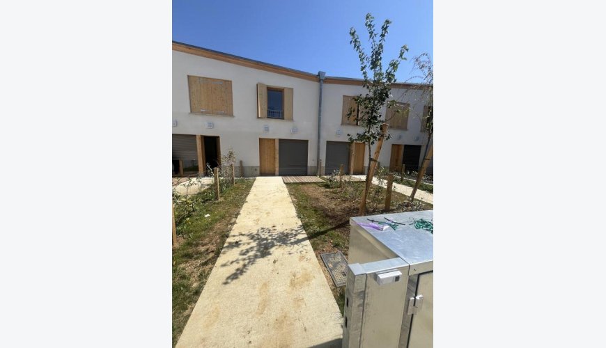 À louer : T3 Duplex Neuf en RDC avec terrasse et jardin – Construction écologique en terre crue – Cornebarrieu – Parking inclus