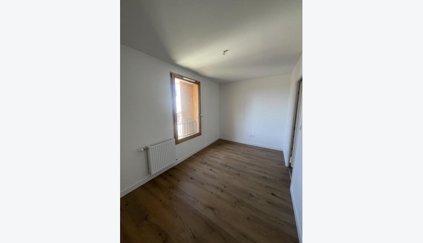 À louer : T3 Duplex Neuf en RDC avec terrasse et jardin – Construction écologique en terre crue – Cornebarrieu – Parking inclus