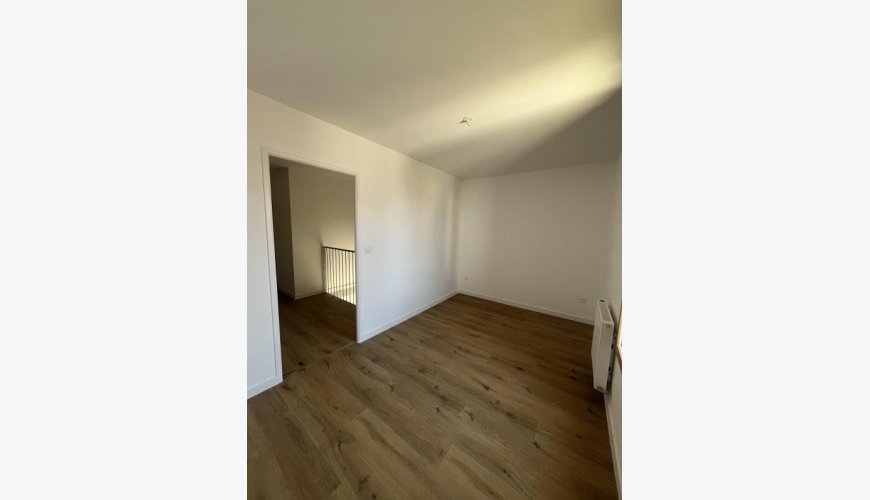 À louer : T3 Duplex Neuf en RDC avec terrasse et jardin – Construction écologique en terre crue – Cornebarrieu – Parking inclus