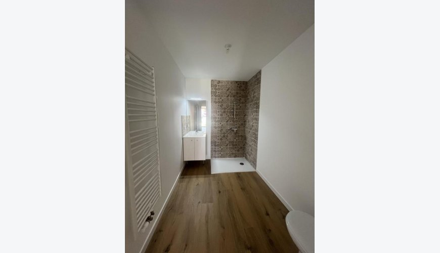 À louer : T3 Duplex Neuf en RDC avec terrasse et jardin – Construction écologique en terre crue – Cornebarrieu – Parking inclus