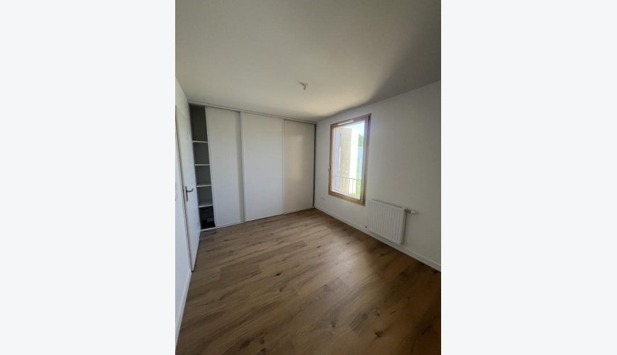 À louer : T3 Duplex Neuf en RDC avec terrasse et jardin – Construction écologique en terre crue – Cornebarrieu – Parking inclus