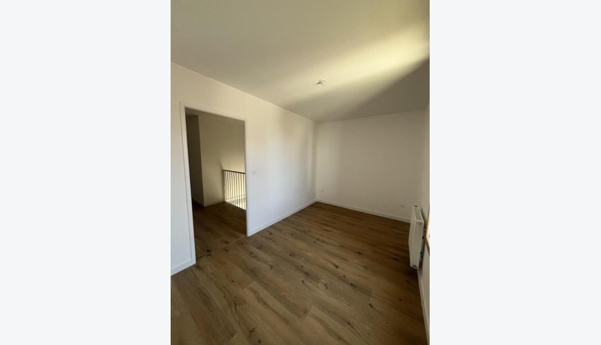 Villa mitoyenne T3 Duplex neuve avec terrasse et jardin – Construction écologique en terre crue – Cornebarrieu – Parking inclus
